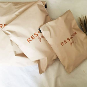 Sac d'expédition en plastique biodégradable et recyclable à fond carré, imprimé sur mesure, couleur personnalisée, avec adhésif puissant pour vêtements et sweats à capuche - Product Image 3