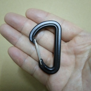 Mosquetón de aluminio ShuoKe negro con tratamiento electrolítico 57x35mm para llavero, uso industrial pesado, con cierre de alambre, precio económico - Product Image 3