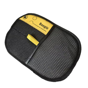 Gants anti-peluches en maille noire pour enlever les poils d'animaux sur les vêtements et les meubles - Product Image 3