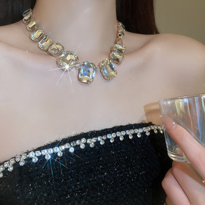 قلادة للنساء والفتيات بالجملة قلادة فاخرة ملونة مربعة من حجر الراين - Product Image 2