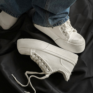 Zapatillas de lona negras desgastadas de estilo retro para hombre, con efecto de aumento de altura, informales y con aspecto sucio, para parejas. - Product Image 4