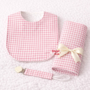 Ensemble cadeau de naissance monogrammé : Bavoir, langes et attache-sucette en coton à carreaux classiques (3 pièces) – Accessoires d'alimentation pour nouveau-né et nourrisson - Product Image 1