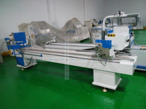 เครื่องเลื่อยตัดองศาอัตโนมัติแบบสองหัว Eworld สำหรับหน้าต่าง/ประตู UPVC และอลูมิเนียม ความแม่นยำสูง 3KW 380V เลื่อยตัดแบบเลื่อน - Product Image 6