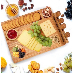 Tabla de Quesos de Bambú Cuadrada con Juego de Cuchillos para Servir y Cortar Queso, Frutas y Pan - Product Image 3