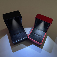 Boîte à bijoux de luxe sérigraphiée logo laqué noir avec lumières paquet de bijoux led boîtes à bagues personnalisées boîte à bijoux