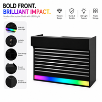 Mostrador de Servicio para Tienda Boutique de MDF, con Listones Metálicos Horizontales, Tira de Luz RGB Dinámica y Gabinete Auxiliar Multigrid