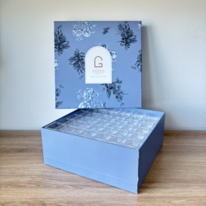 Elegante Scatola Regalo con Design Floreale e Vassoio in Plastica Trasparente per Confezioni di Cioccolatini e Dolciumi Premium - Product Image 1