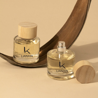 Bouteille de parfum en verre personnalisable de luxe de 50ml avec couvercle en bambou et bouchon en bois pompe pulvérisateur étanchéité pour huiles de parfum