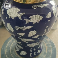 Vase en céramique bleu foncé chinois Art Déco en porcelaine avec glaçure transparente, décoration de table pour la maison et l'hôtel, avec des poissons blancs