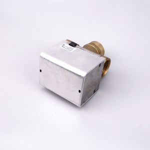 Válvula Angular Eléctrica de 1 Pulgada de Latón con Reinicio por Corte de Energía para Sistemas de Agua y HVAC - Product Image 2
