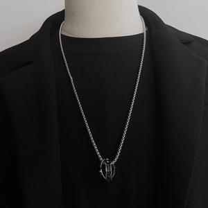 Collier unisexe à double anneau en acier inoxydable avec pendentif en argent Style Hip Hop simple, durable et élégant pour hommes et femmes - Product Image 5