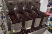 Systèmes de machines industrielles pour l'emballage automatique de sachets préformés de snacks de fruits secs à station unique