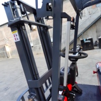 Montacargas Eléctrico de 1.5 Toneladas con Asiento, Batería, Desplazador Lateral Hidráulico y Llantas Sólidas para Carga y Descarga en Almacenes