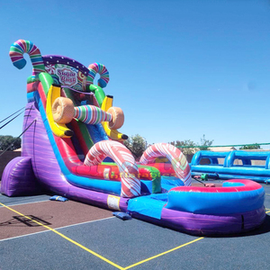 Structure gonflable aquatique avec toboggan et piscine pour fête d'été des enfants dans la cour. - Product Image 1