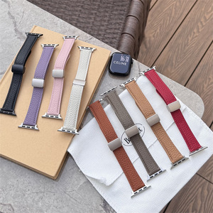 Cinturino di Lusso in Pelle Magnetico Compatibile con <span class=keywords><strong>Apple</strong></span> <span class=keywords><strong>Watch</strong></span> Serie 11 10 9 <span class=keywords><strong>8</strong></span> <span class=keywords><strong>7</strong></span> 6 SE Ultra, Cinturino con Motivo Litchi Testurizzato - Product Image 1