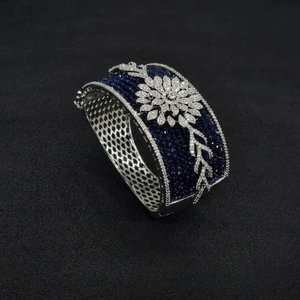 Bracelet manchette en laiton plaqué rhodium avec zircon cubique bleu 12305, motif floral, pour femme, idéal pour les soirées - Product Image 1