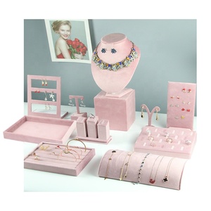 Espositore In Velluto Rosa Per Gioielli: Metti In Mostra Collane E Anelli Come In Una Vetrina Di Lusso.