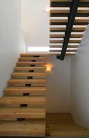 Escalier droit moderne en forme de U avec marches en bois massif et contremarches ouvertes