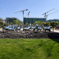 Sculpture de cheval géométrique moderne en acier inoxydable poli miroir, faible profil, pour décoration extérieure de jardin et de patio
