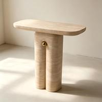Console en travertin Wabi Sabi avec base sculpturale unique et détails en laiton – Table d'entrée en pierre