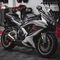 Motocicleta Deportiva de Alto Rendimiento Suzuki Gsx600 de 600 cc, Cuatro Cilindros en Línea, Refrigeración Líquida, EFI, ABS, Ideal para Entusiastas de las Carreras