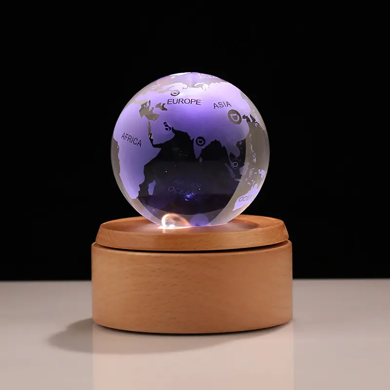 उदय नई क्रिस्टल ग्लास ग्लोब गेंद लेजर नक्काशीदार गेंद घूर्णन और एलईडी प्रकाश के साथ लकड़ी के आधार