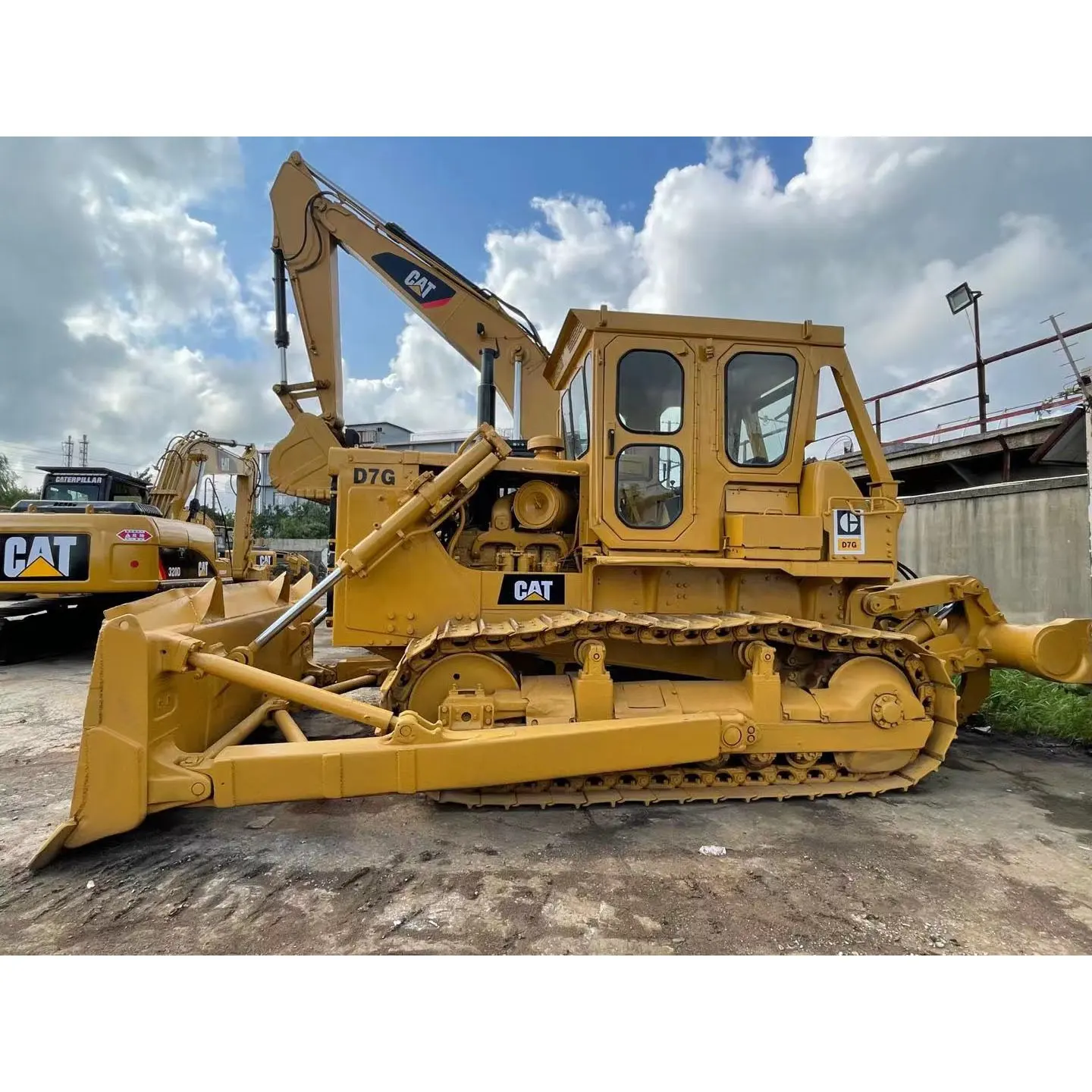 جرَّار مجنزر من Caterpillar طراز CAT D7G مزود بأجزاء زاحفة مُزوَّد بمضخة مياه لهيكل مجنزر Cat D6r الأصلي لأعمال البناء