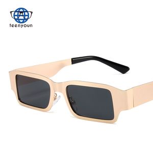 Teenyoun Vente en gros Hip-<span class=keywords><strong>hop</strong></span> Punk Moderne Mode Homme Petit Cadre Carré Y2k Nuances <span class=keywords><strong>Pub</strong></span> UV400 Métal Femmes Lunettes de Soleil Logo Personnalisé - Product Image 4