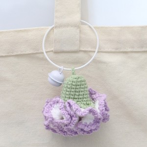 Colgantes de ganchillo hechos a mano, adornos de flores de claveles tejidos a ganchillo, llaveros de punto, accesorios para bolsos - Product Image 3