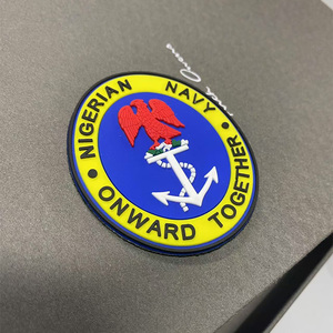 Benutzer definiertes 3D-Soft-PVC-Logo Hitze presse Geprägter Silikon-Klett verschluss PVC-Gummi-Patch Kleber ücken mit abziehbarer Wärme übertragung - Product Image 6