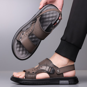 รองเท้าแตะผู้ชายแบบสวม พื้นนุ่ม รองเท้าชายหาด สไตล์ลำลอง แบบเจาะรู ระบายอากาศ สำหรับฤดูร้อน สีดำและสีน้ำตาล - Product Image 3