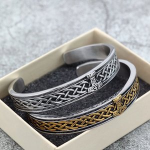 Pulsera nórdica retro de acero inoxidable para hombre, con diseño de martillo de Thor en forma de C, regalo de joyería para combinar con ropa. - Product Image 1