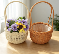 Panier en rotin tressé en plastique à longue poignée, panier rustique pour arrangement floral, pour cadeau de mariage et décoration de table