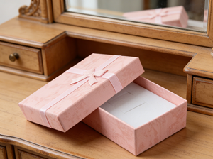 Caja de Regalo Ecológica Rosa para Joyería con Laminado Mate y Forro de Esponja, Tamaño Personalizable, Adornada con Lazo de Cinta de Satén Rosa - Product Image 6