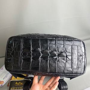 Mochila de Piel de Cocodrilo para Hombre, Capacidad de 20-35L, Cierre de Cremallera, Correa de Hombro Curva, Diseño Multifuncional - Product Image 2