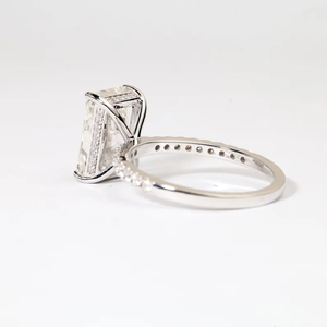 Bague en or blanc avec diamant de laboratoire taille radiant, bijou raffiné, solitaire délicat pour fiançailles et promesse. - Product Image 2