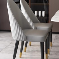 Chaise de salle à manger de luxe moderne avec dossier à nervures verticales et pieds en métal à embouts dorés - Cuir PU ergonomique pour la maison