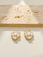 Boucles d'oreilles haut de gamme en forme de cœur de fleur, accessoire tendance en laiton