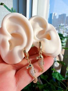 Orecchini Pendenti a Lisca di <span class=keywords><strong>Pesce</strong></span> in Ottone Placcato Oro con Zirconi Cubici, Orecchini a Cerchio Trendy per Donna, Gioielli all'Ingrosso OEM - Product Image 2