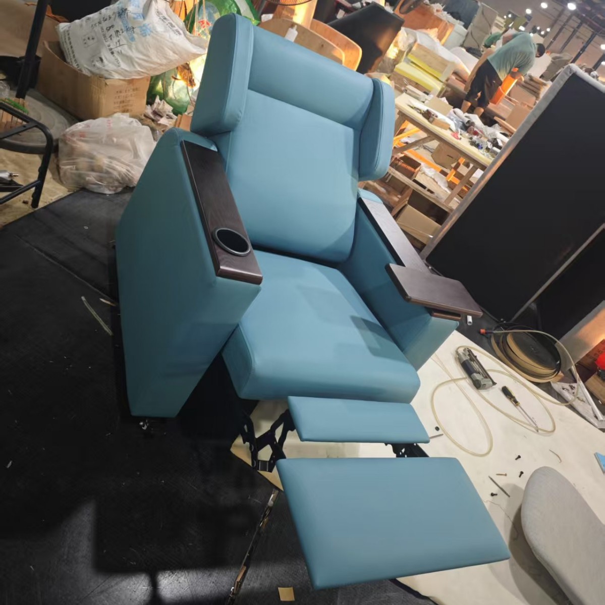 Modèle manuel avec petite table