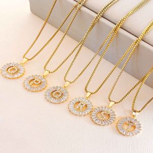 Collier tendance pour femme 2026 en laiton plaqué or 18 carats avec zircons et chaîne en forme de lettre - Product Image 1