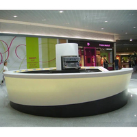 Comptoir d'accueil personnalisé rond avec éclairage RGB pour les informations d'enregistrement à l'aéroport et dans le hall