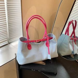 กระเป๋าสะพายไหล่ผ้ายีนส์พร้อมการตกแต่งหัวเข็มขัดหนังและการเย็บปะติดปะต่อกันแบบทูโทน - Product Image 3