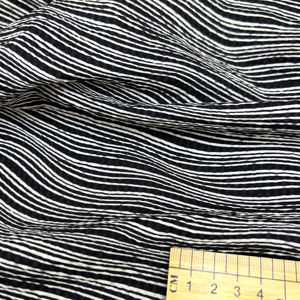 Tissu en coton à rayures ondulées bicolores : options blanc/noir et noir/blanc, 80 g/m², effet froissé au sel, sans repassage, pour robes et foulards - Product Image 3