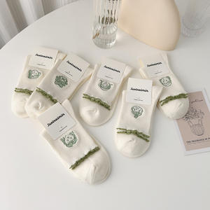 Nouveau Style Preppy coréen femmes dessin animé broderie fille volants coton <span class=keywords><strong>chaussettes</strong></span> Slouch moyen Tube <span class=keywords><strong>chaussettes</strong></span> - Product Image 1