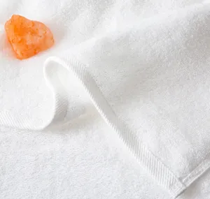 QUNZHEN all'ingrosso bianco morbido stampa assorbente cotone 100% microfibra asciugamano da bagno con logo personalizzato