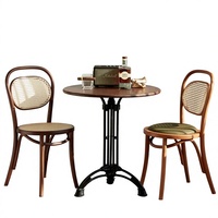 Table vintage en bois massif de style américain du milieu du siècle, avec structure métallique, idéale pour les maisons d'hôtes, les cafés, les boulangeries et les pâtisseries.