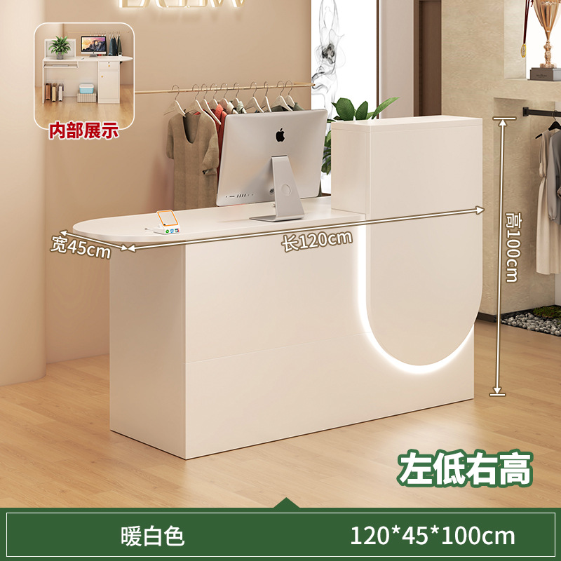 Droit, haut, avec lumière ambiante blanc chaud, 120 cm.