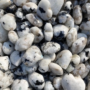 Commercio all'ingrosso naturale macchia nera bianco pietra di luna cuore di cristallo di quarzo pietra curativa di alta qualità intagliato per la decorazione domestica - Product Image 1