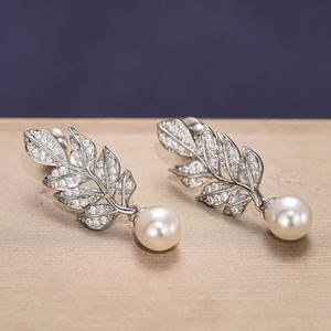 Boucles d'oreilles micro-pavées en perles simulées en forme de feuille pour femmes, bijoux élégants et scintillants - Product Image 5